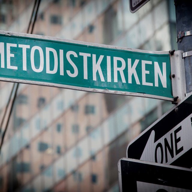 Ulike kor  og enkeltpersoner øver i kirkerommet, morgen, ettermiddag og kveld gjennom hele uka